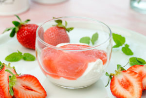 濃厚な口あたりの水切りヨーグルトに新たな味わい。「あまおう」が1月限定で登場します。